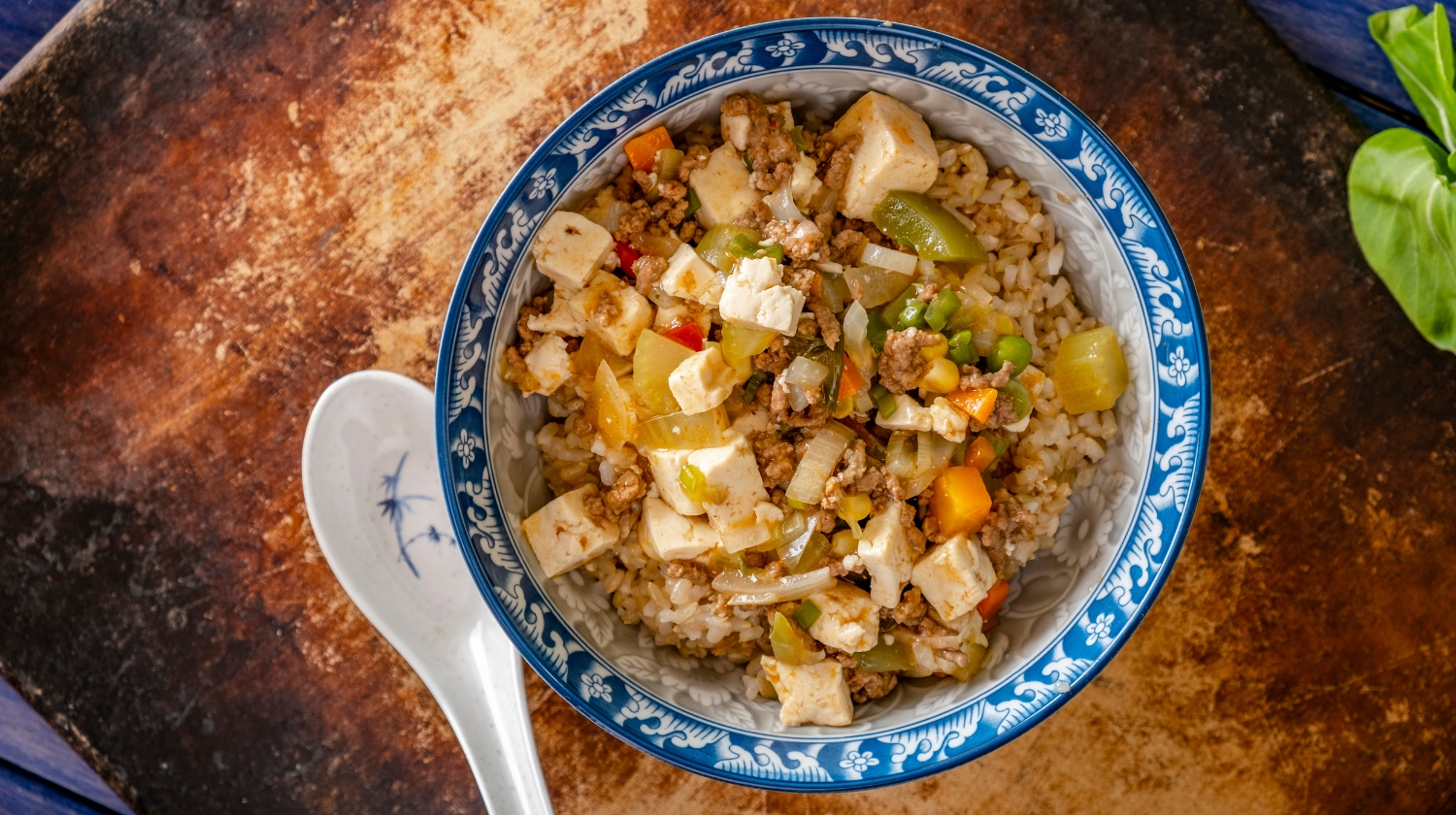 Brauner Reis, Tofu Und Erdnusssauce